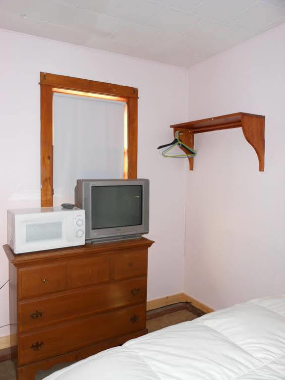 Отель Katahdin Cabins Millinocket Экстерьер фото